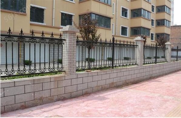 铁艺围栏具有很强的耐腐蚀性、耐高温性，优良的耐湿热性